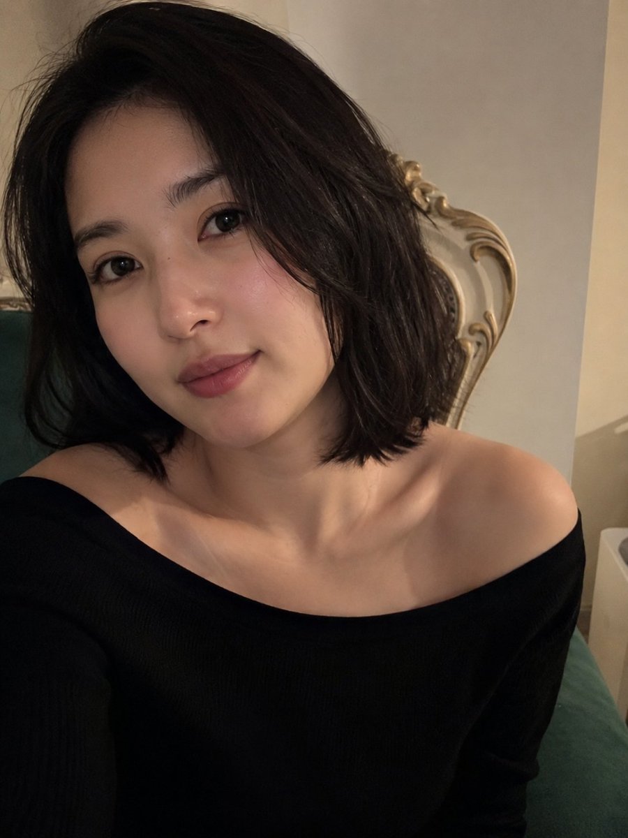 超现实、令人无法抗拒的吸睛特写智能手机人像，拍摄一位美丽年轻女性于安静私密的室内场景中，专为在 X 上浏览时瞬间抓住注意力而设计。她拥有自然美丽...