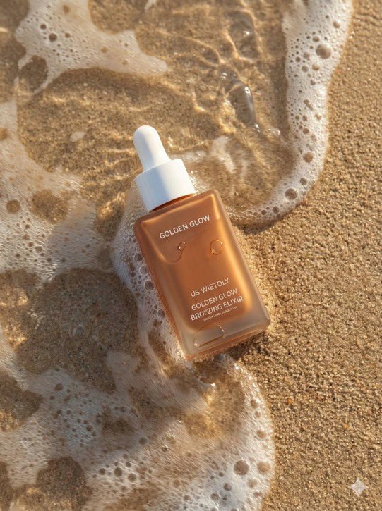 超写实夏日护肤品产品摄影：一款名为"Golden Glow - Bronzing Elixir"（金色光泽 - 古铜美颜精华）的美黑滴管瓶，矩形...