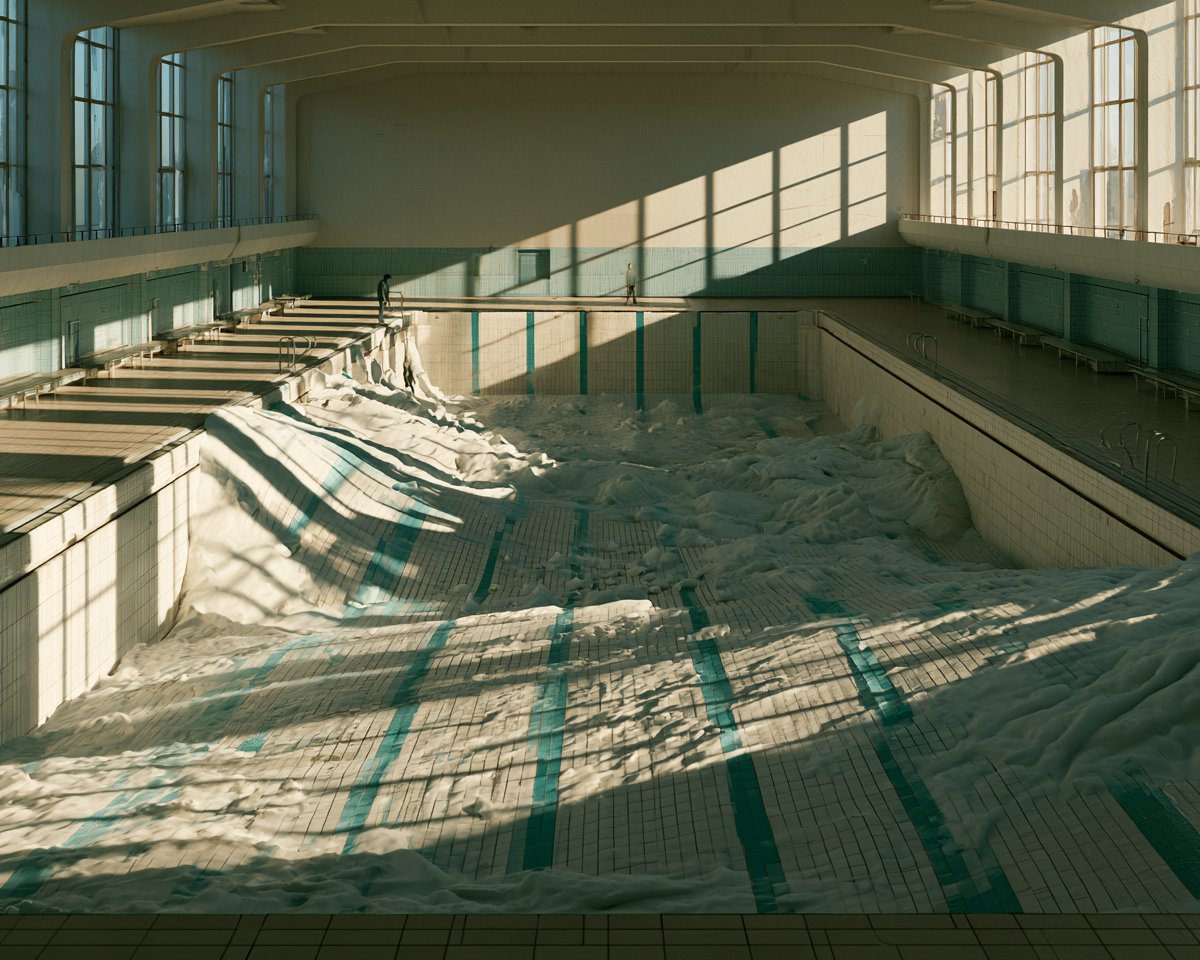 宽幅建筑摄影，废弃的中世纪室内游泳池，池中充满 [POOL SECRET] 而非水，这种替代物以戏剧性不同的高度填满铺贴瓷砖的泳池槽，同时让原有...