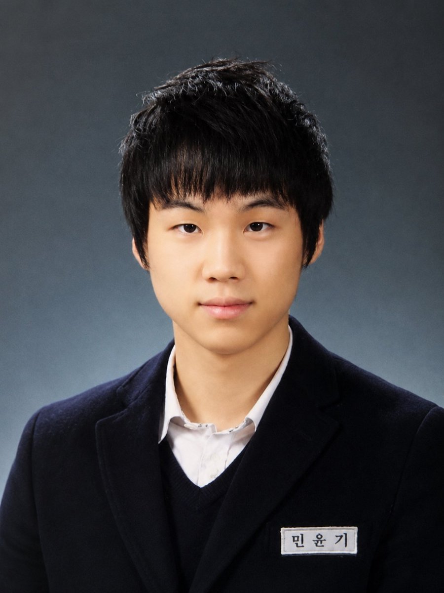 超写实专业学校年鉴肖像，一位年轻东亚男性，居中并直接面向镜头，带着平静、微妙的微笑。他有白皙光滑的自然皮肤、柔和的面部特征、深色杏仁形眼睛、笔直的眉毛、干净的青春外貌，以及浓密的黑色分层头发，...