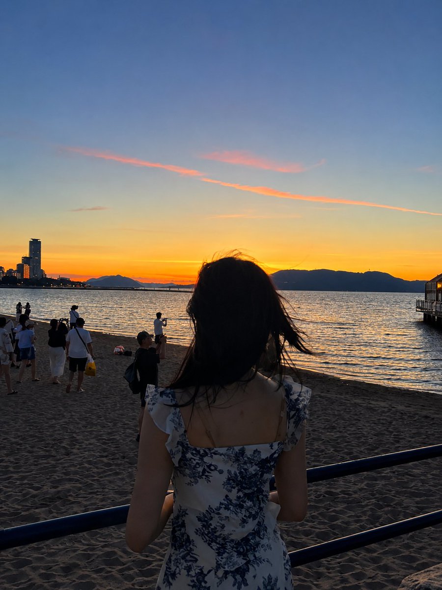 超现实电影感旅行照片：一位年轻的东亚女性站在沙滩上，沐浴在令人屏息的日落中，采用竖向 3:4 构图。她身穿一件精致的白色连衣裙，点缀着细腻的蓝色花卉印花，肩带为荷叶边设计，整体剪裁贴合身形。她...