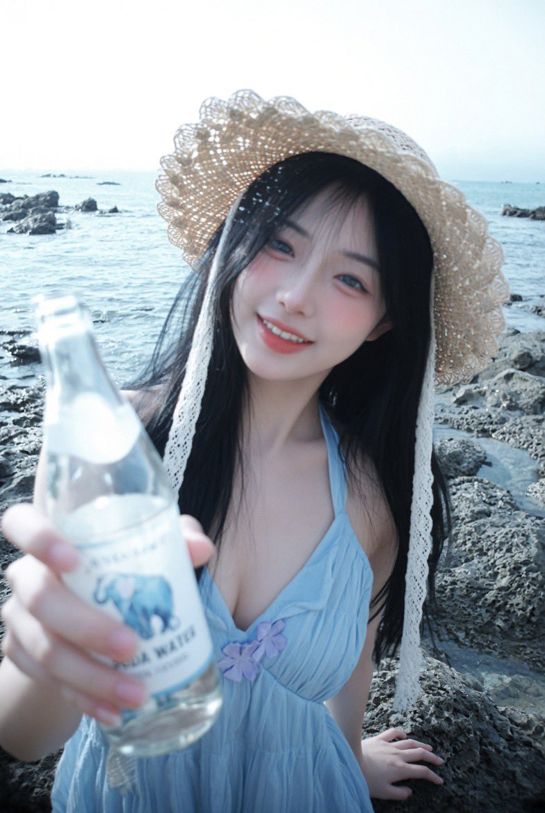 男友第一人称POV自拍视角，2010s年代iPhone 5s原生抓拍风格，低分辨率影像，画面轻微失焦模糊，明显胶片颗粒，轻微动态拖影，局部过曝发白，冷蓝色调，低对比度，梦核甜丧朦胧感，柔和海边...