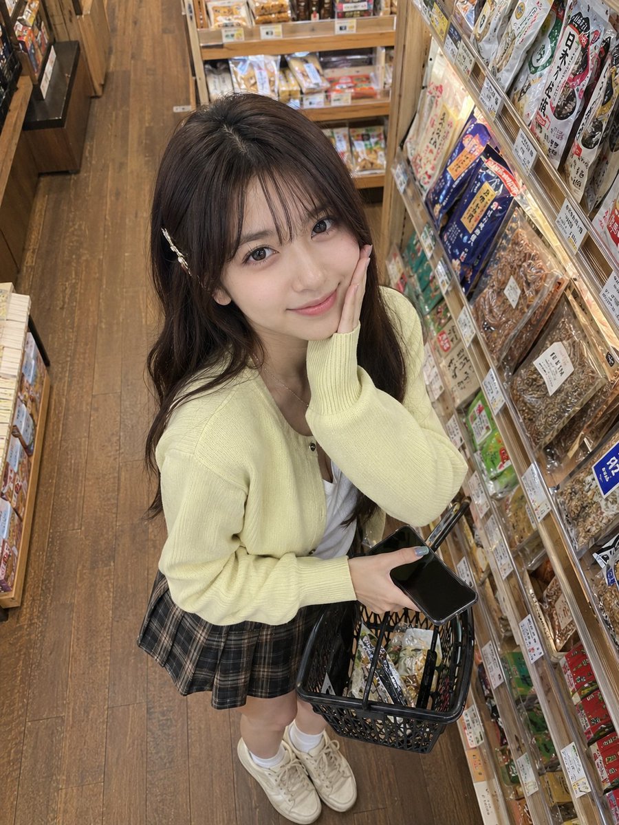 GPT image 2 via higgsfield 超写实的抓拍生活摄影：一位年轻的东亚女性在日本一家温馨的杂货店内购物，从现代智能手机摄像头...