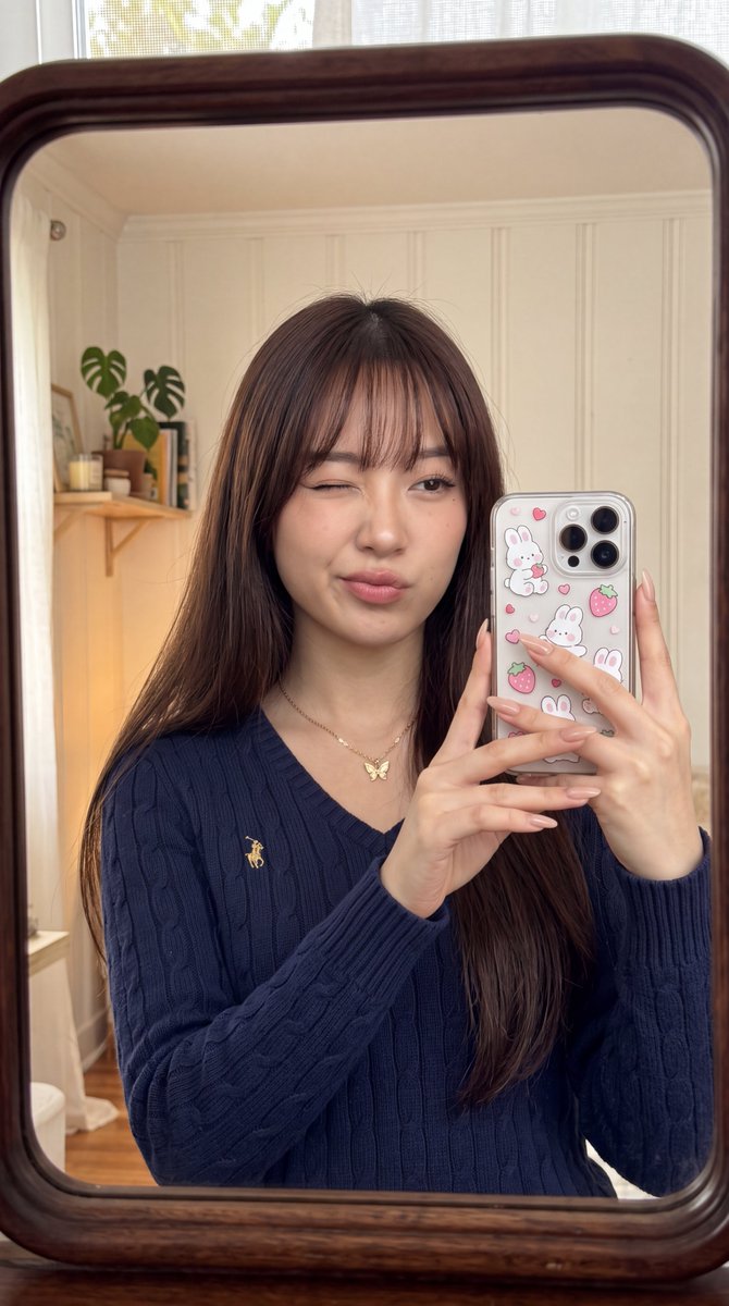 [Nano Banana 2 提示词] | ar 9:16 4K 创建于 @TopviewAIhq @topviewaijp #Topview 一位美丽的年轻东亚女性正在拍摄镜子自拍。她有着长...