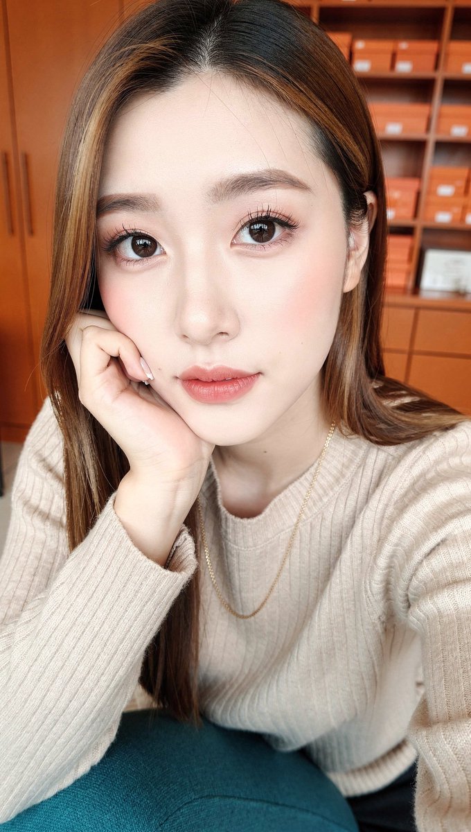 [FLUX.2 Pro 提示词] ar 9:16 2K 一张年轻东亚女性的近距离自拍式肖像，她有着长而顺直的丝滑长发，柔和的暖棕色挑染垂落在肩头...