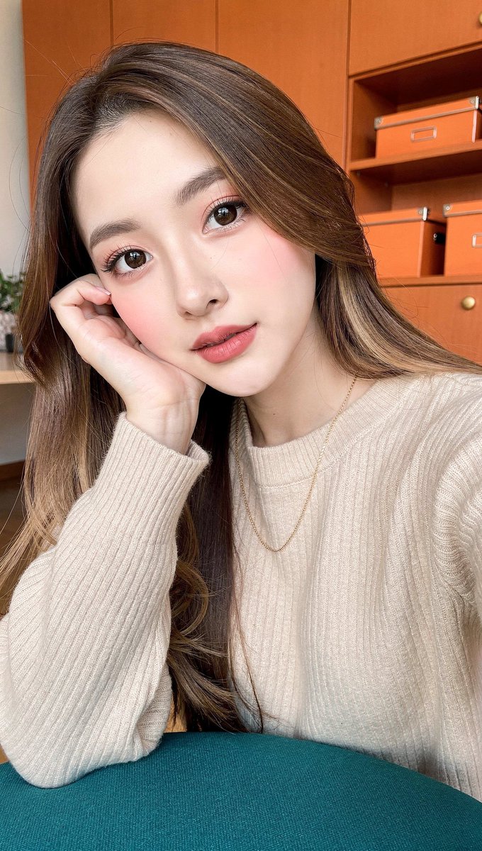 [FLUX.2 Pro 提示词] ar 9:16 2K 一张年轻东亚女性的近距离自拍式肖像，她有着长而顺直的丝滑长发，柔和的暖棕色挑染垂落在肩头。她拥有白皙的瓷感肌肤、天然妆容下的大而深邃的深...