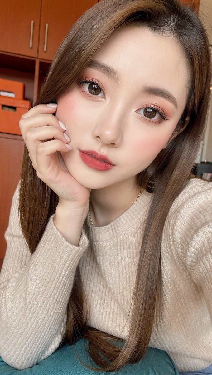[FLUX.2 Pro 提示词] ar 9:16 2K 一张年轻东亚女性的近距离自拍式肖像，她有着长而顺直的丝滑长发，柔和的暖棕色挑染垂落在肩头。她拥有白皙的瓷感肌肤、天然妆容下的大而深邃的深...