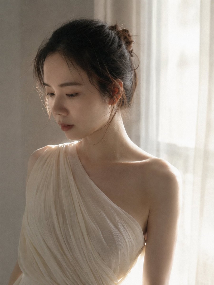 只能生成美丽帅气的东亚面孔。这是一张超写实、电影感的自然光竖构图肖像，展示了一位东亚年轻女性的半身侧面肖像。她站在明亮的窗户旁，头微微低垂，眼神...