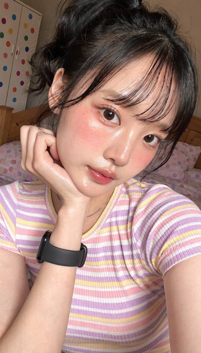 [Recraft V4.1 提示词] ar 9:16 Pro 一位年轻东亚女性的近距离自拍照肖像，皮肤白皙水润有光泽，妆容自然柔和。她有一双大而...