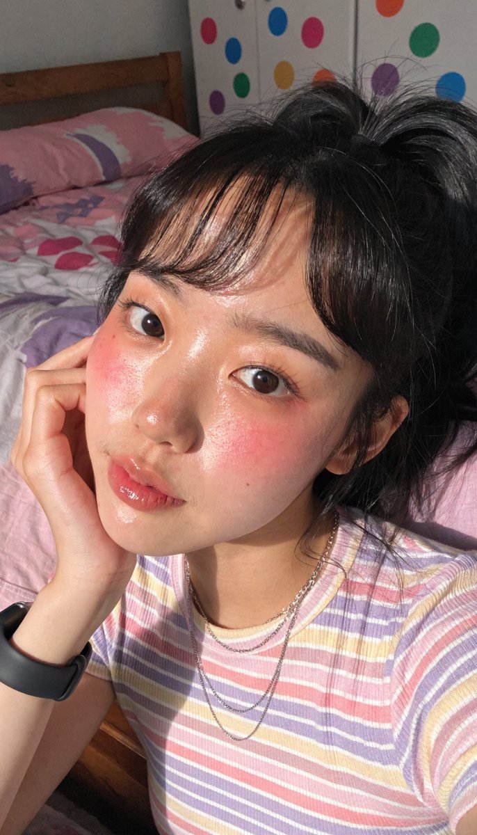 [Recraft V4.1 提示词] ar 9:16 Pro 一位年轻东亚女性的近距离自拍照肖像，皮肤白皙水润有光泽，妆容自然柔和。她有一双大而有神的深棕色眼睛，长长的睫毛，脸颊上带着淡淡的粉...