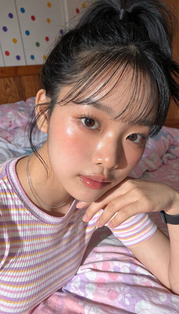 [Recraft V4.1 提示词] ar 9:16 Pro 一位年轻东亚女性的近距离自拍照肖像，皮肤白皙水润有光泽，妆容自然柔和。她有一双大而有神的深棕色眼睛，长长的睫毛，脸颊上带着淡淡的粉...