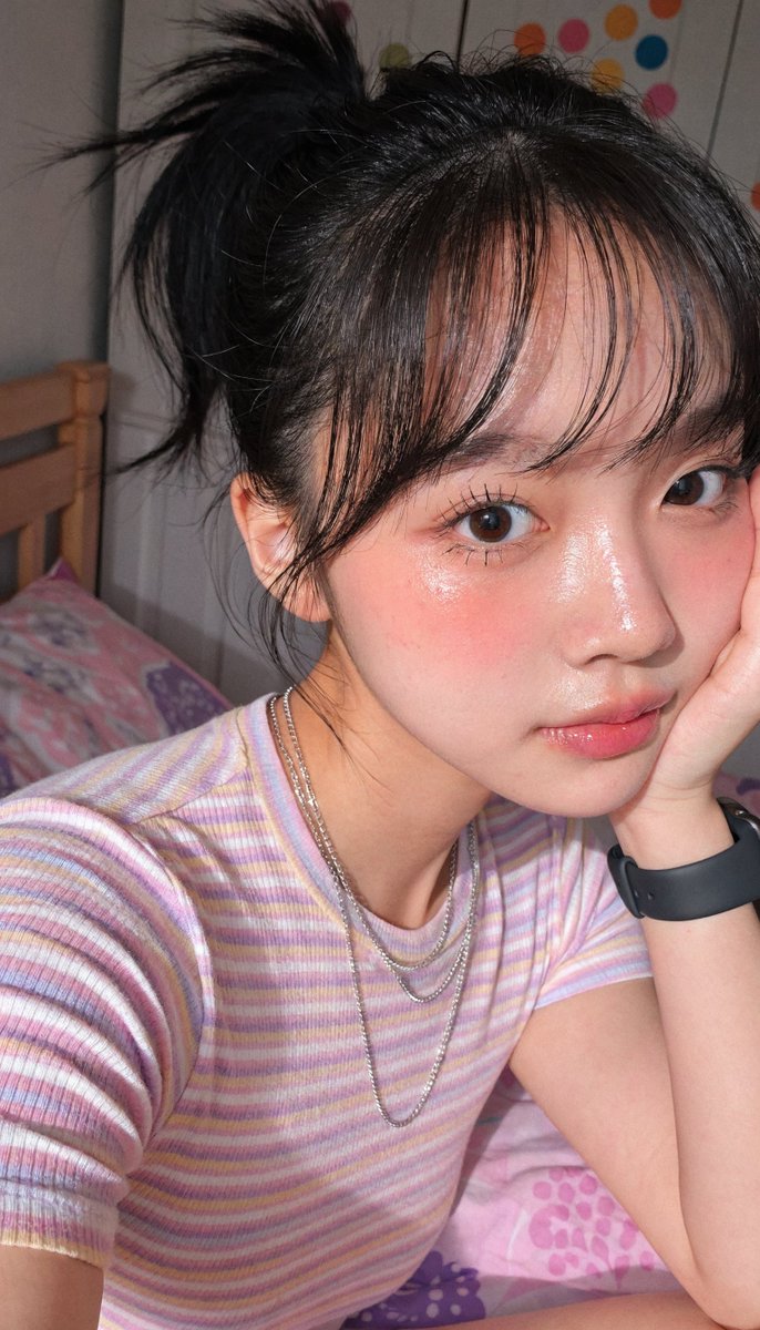 [Recraft V4.1 提示词] ar 9:16 Pro 一位年轻东亚女性的近距离自拍照肖像，皮肤白皙水润有光泽，妆容自然柔和。她有一双大而有神的深棕色眼睛，长长的睫毛，脸颊上带着淡淡的粉...