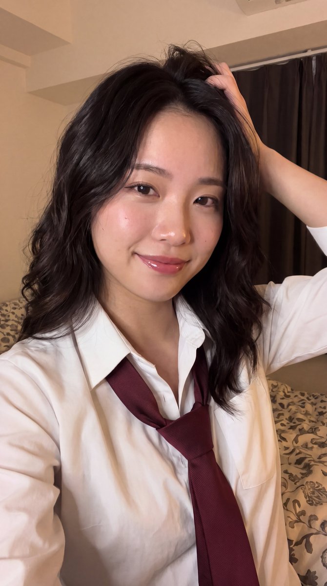 [Nano Banana 2 Prompt] ar 9:16 4K 一张特写自拍照肖像,一位年轻东亚女性,深棕色长卷发披散在肩上。她俏皮地用右手穿过头顶附近的头发,直视镜头,带着柔和温柔的微笑...