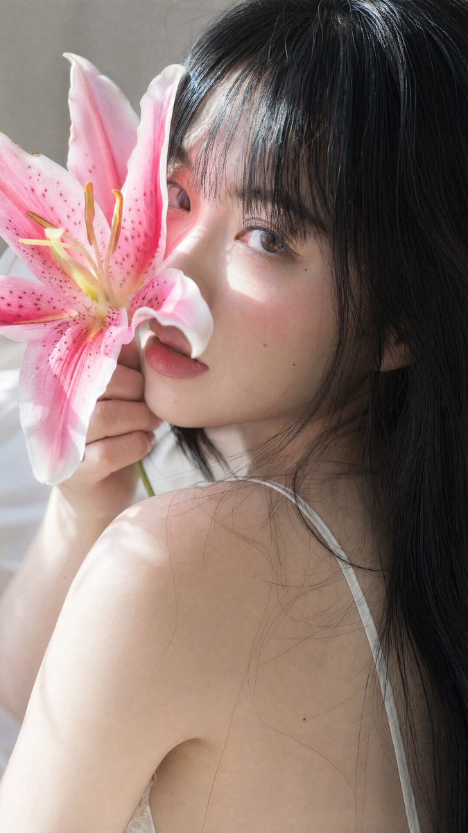 [GPT Image 2 Prompt] ar 9:16 4K High 一位年轻东亚女性的柔和、亲密的特写肖像，她留着黑色长直发，齐刘海修饰着脸庞。她拥有白皙光滑的肌肤，呈现出自然红晕，五官...