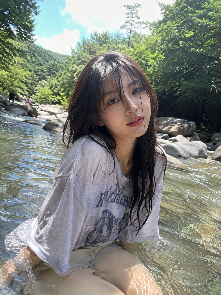 超写实、抓拍感的户外照片：晴朗的夏日，一位年轻成年东亚女性坐在清澈的浅山溪中。她留着笔直的深棕黑色头发，自然湿润的头发轻轻贴在脸上，柔软轻盈的刘海和几缕松散发丝勾勒着她的脸颊。她温柔平静地直视...