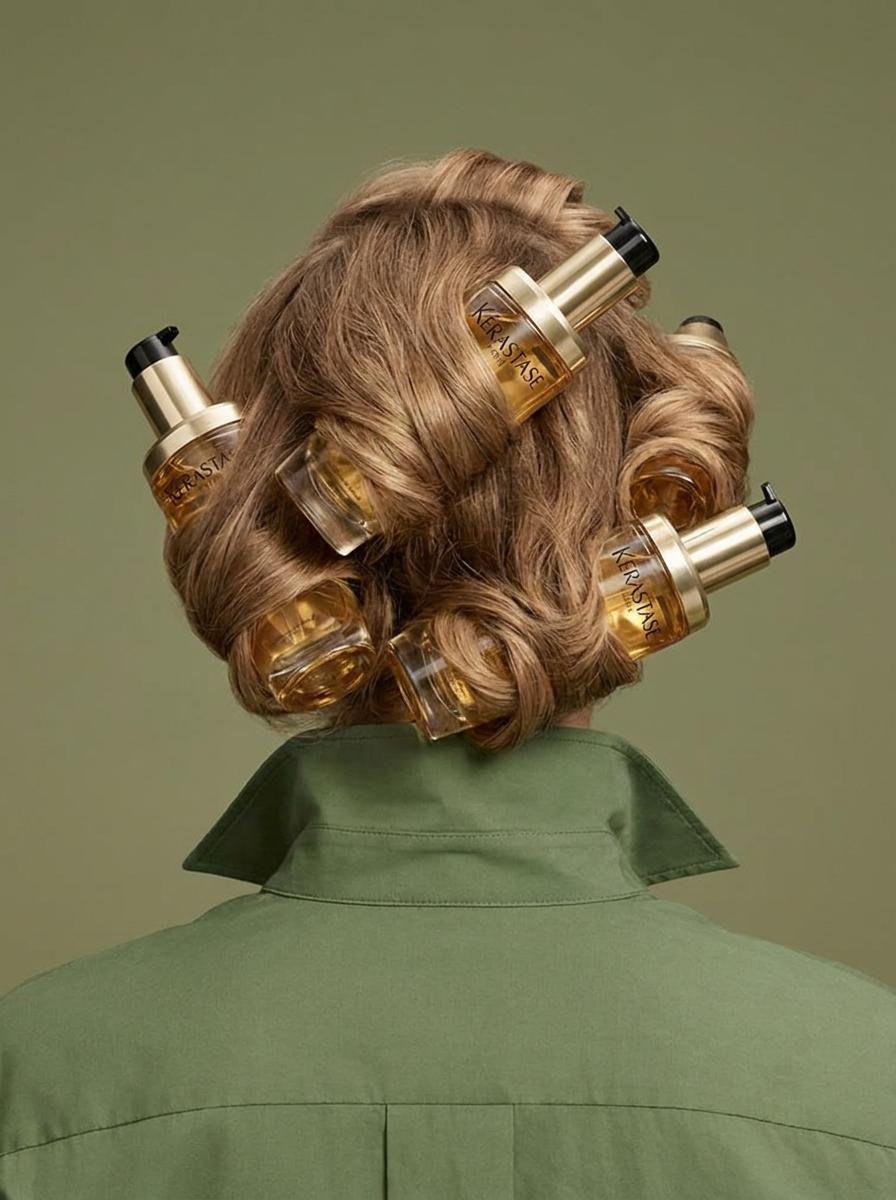 Nano banana pro 宣传电影感提示词💇‍♀️ ⤵️ 从后方拍摄的棚拍产品照片，模特拥有浅棕色波浪状/卷曲的头发， 塑造成大体积的丰盈...