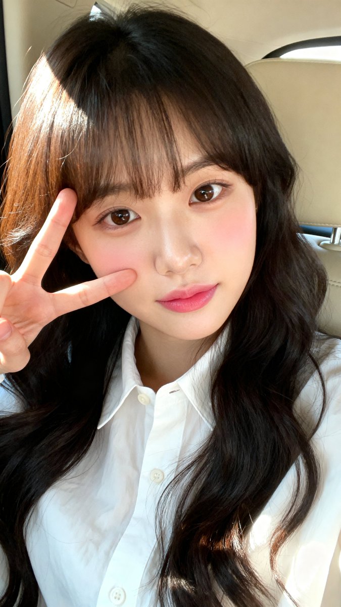 [Seedream 4.0 Prompt] ar 9:16 High 一张年轻东亚女性（韩国外貌）的特写自拍肖像，皮肤白皙光滑，五官柔和自然。她...