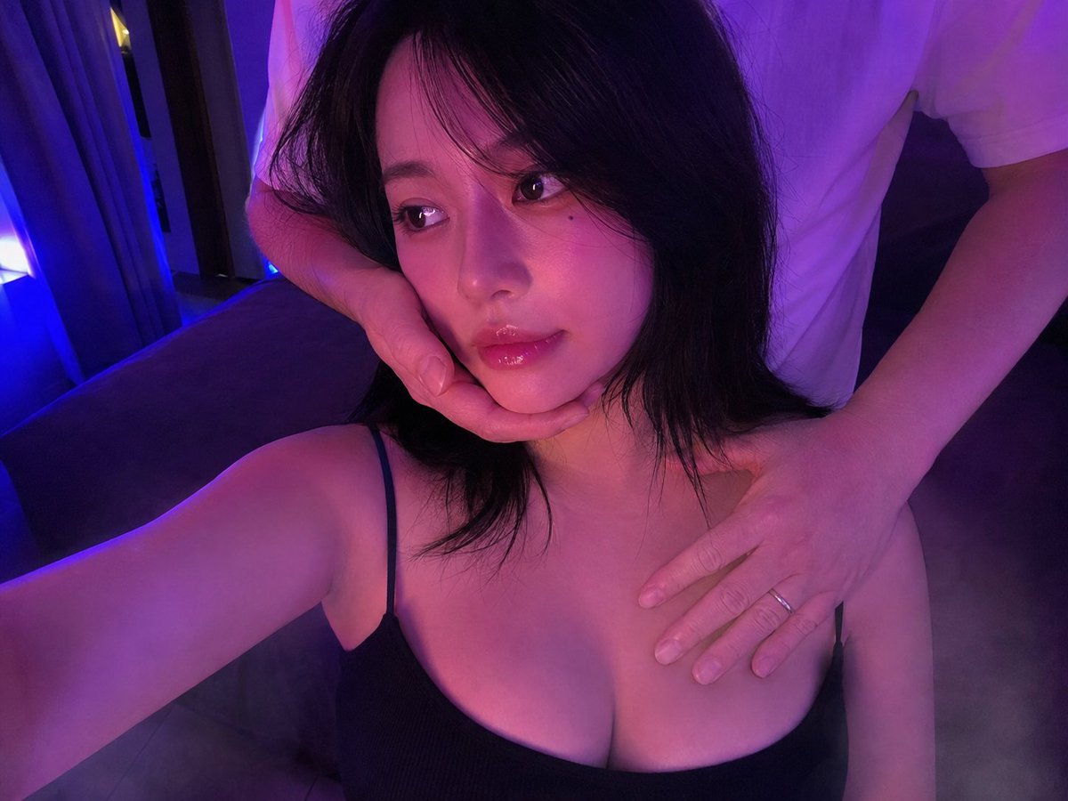 霓虹灯下的绝美视角，ChatGPT 还是牛的🐂 GPT-image 2 prompt 👇 一张高度逼真的 4:3 横向智能手机肖像，主体为一位二...