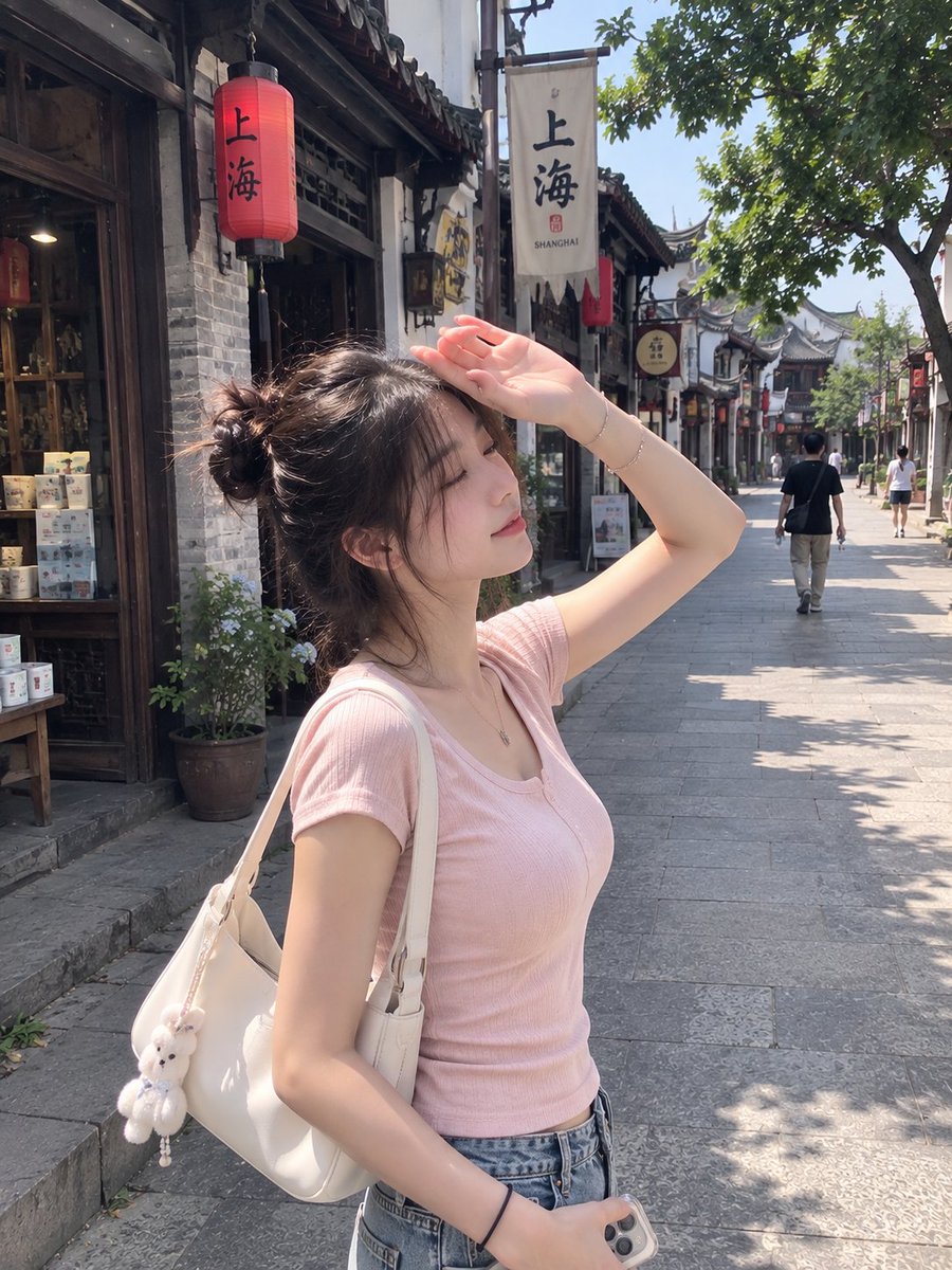 一张完全自然、逼真的智能手机快照：一位年轻东亚女性在白天走过一条繁忙的中国传统购物街。镜头从她身后略偏的位置捕捉到她，她自然地回头越过肩膀望向手机镜头，就像朋友在走路时随手拍下的照片。她有着深...