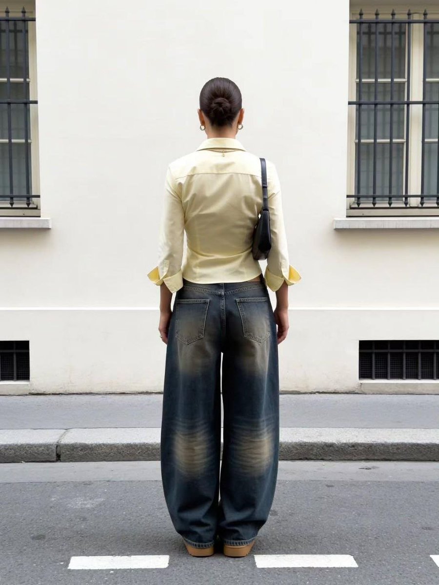 {{UPLOAD_USER_IMAGE}}, {{USER_DESCRIBED_POSE}}, 将提供的图像转换为一张写实风格的奢华街头时尚摄影作品，同时将上传的女性作为其身份、面部特征、身体...