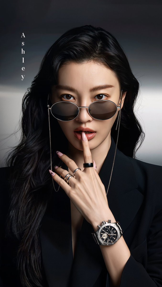 [Kling 01 提示词] ar 9:16 2K 一张高度精细的电影级影棚人像,拍摄一位美丽的年轻东亚女性,名叫 Ashley,二十五六岁,留...