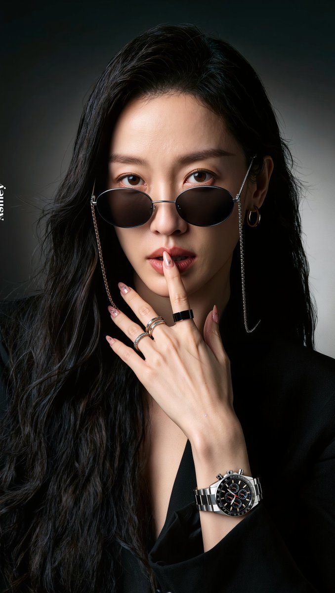 [Kling 01 提示词] ar 9:16 2K 一张高度精细的电影级影棚人像,拍摄一位美丽的年轻东亚女性,名叫 Ashley,二十五六岁,留着长直略带波浪的黑色头发,头发垂落在肩膀上并部分...