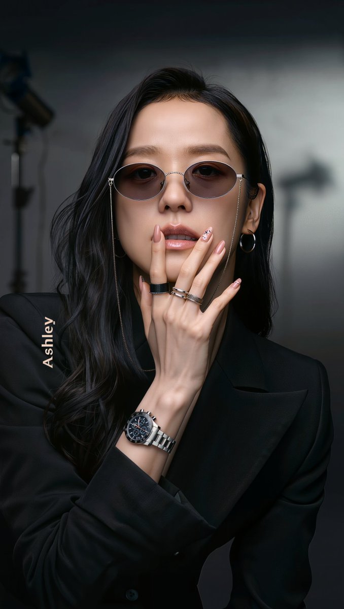 [Kling 01 提示词] ar 9:16 2K 一张高度精细的电影级影棚人像,拍摄一位美丽的年轻东亚女性,名叫 Ashley,二十五六岁,留着长直略带波浪的黑色头发,头发垂落在肩膀上并部分...