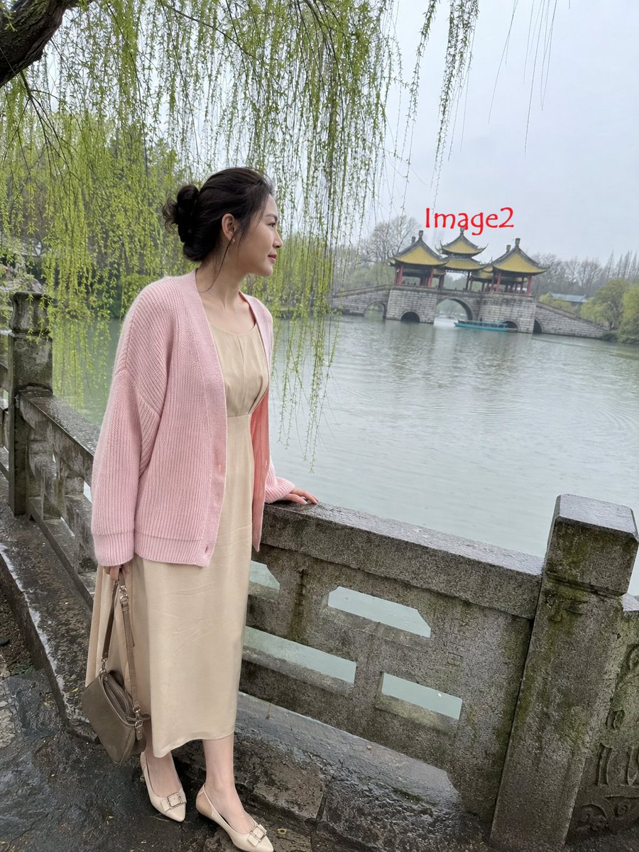 3:4，iPhone 17 后置摄像头，35mm 镜头，随意抓拍的真实生活照片。 主体：30 多岁中国成年女性，穿着松散披搭的浅粉色针织开衫（未扣扣子），内搭米色中长裙，领口与肩线自然露出，穿...