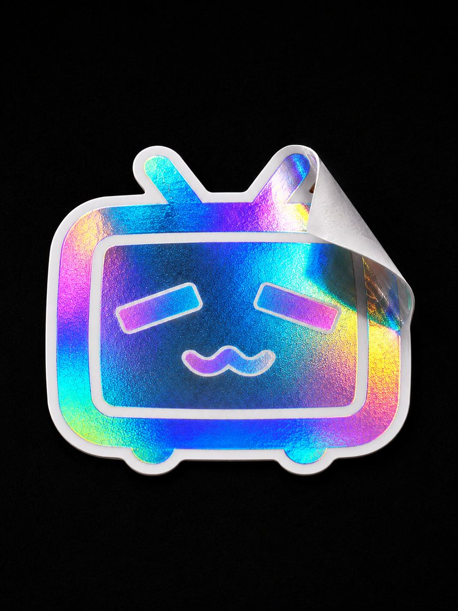 仅使用 {{COMPANY_NAME}} 和/或上传的 {{LOGO_IMAGE}} 创建一个超写实的全息乙烯基贴纸。以下所有样式、材质、光照、相机和构图细节在每次生成时应保持固定。 Logo...