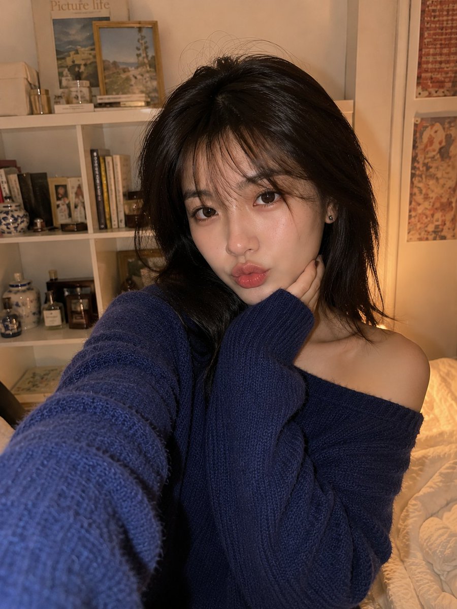 GPT image 2 on chatgpt Prompt 在温馨卧室内的智能手机自拍照，年轻美丽的东亚女性。她拥有瓷白肌肤、深棕色大而灵动的双...