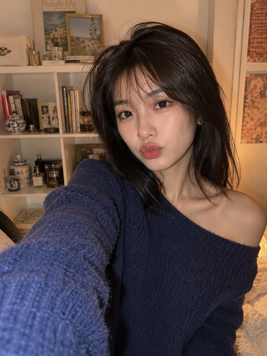 GPT image 2 on chatgpt Prompt 在温馨卧室内的智能手机自拍照，年轻美丽的东亚女性。她拥有瓷白肌肤、深棕色大而灵动的双眼、自然饱满的双唇、小巧挺直的鼻梁以及柔和的鹅蛋...