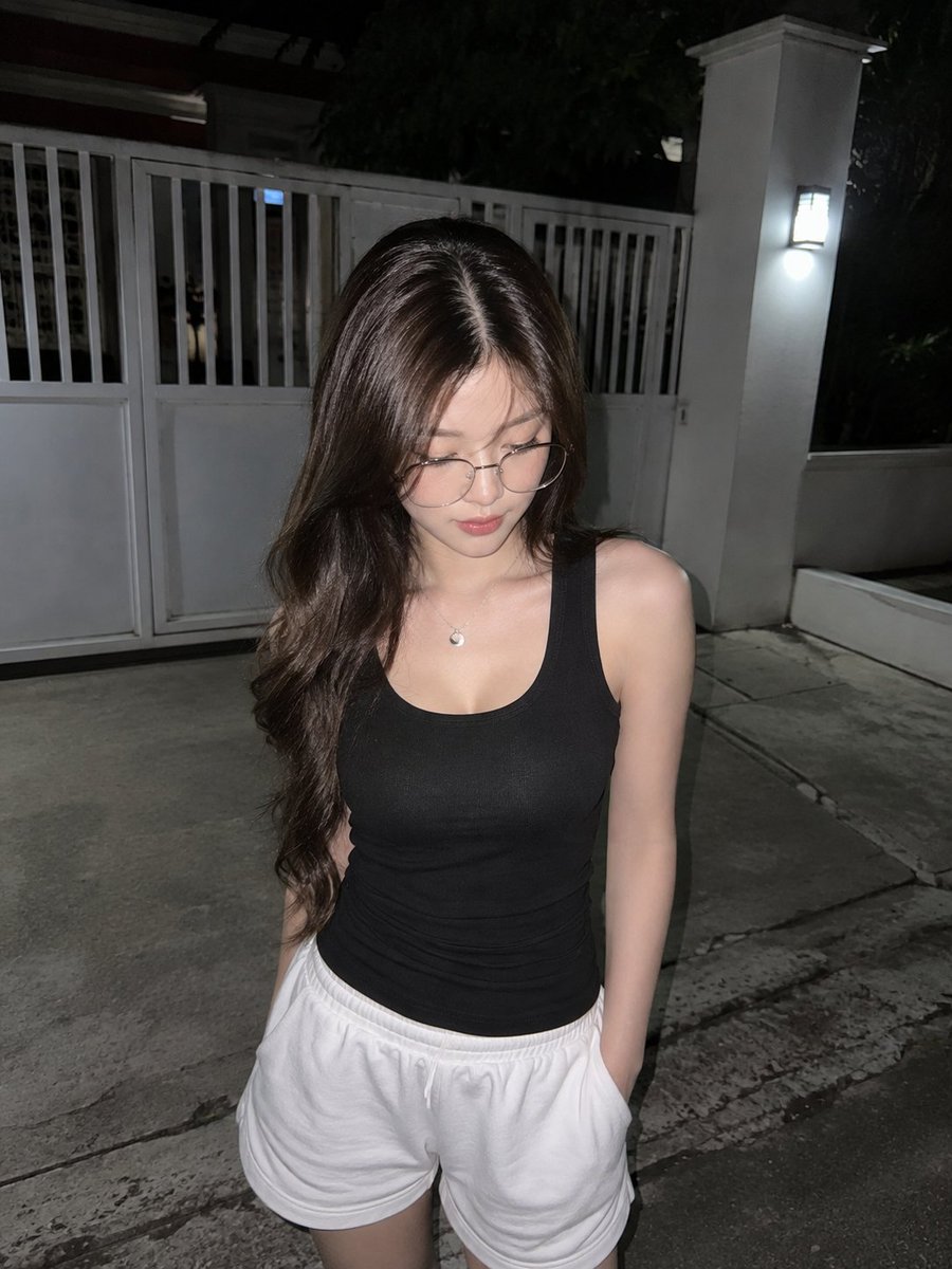 使用 GPT image 2 创建 提示 ↓ 一张真实的直闪抓拍夜景照片，主体是一位年轻的东亚女性，留着长而自然卷曲的深棕色头发，戴着时尚的细框...