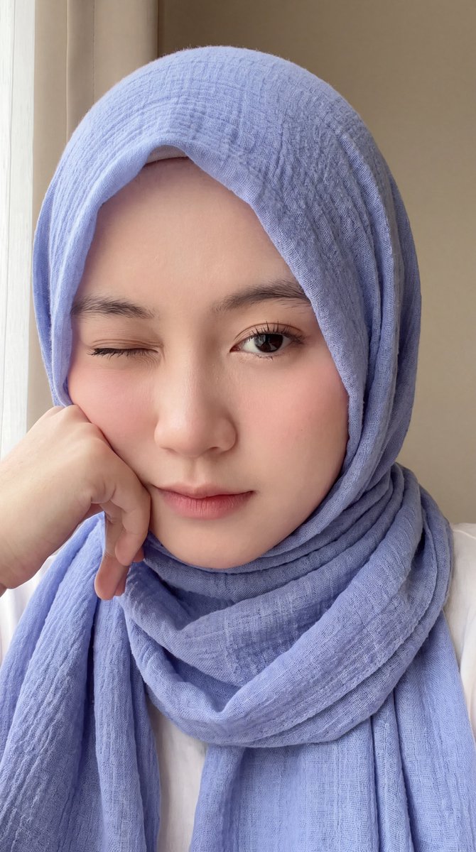 [Nano Banana Pro 提示词] ar 9:16 4K 一张年轻东亚女性的近距离肖像,拥有白皙光滑的瓷器肌肤,佩戴一条柔和的浅淡紫蓝色头巾( hijab ),完全覆盖头发并优雅地垂落...