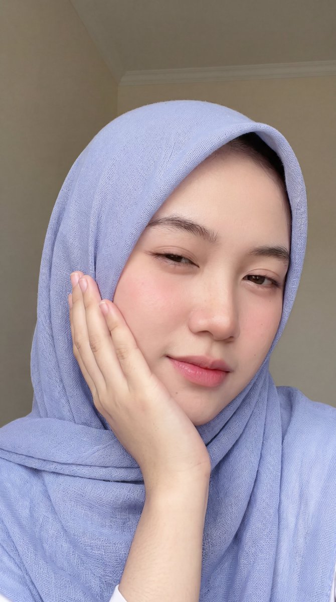 [Nano Banana Pro 提示词] ar 9:16 4K 一张年轻东亚女性的近距离肖像,拥有白皙光滑的瓷器肌肤,佩戴一条柔和的浅淡紫蓝色头巾( hijab ),完全覆盖头发并优雅地垂落...