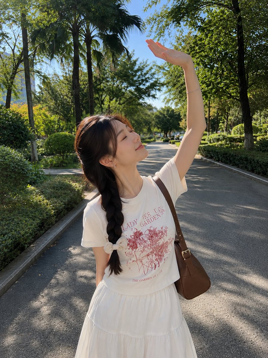 一张照片般逼真的户外生活方式人像，照片中一位年轻女子在一个阳光明媚的日子里沿着一条宁静的林荫公园小径漫步。她有着长长的深色头发，梳成一条整齐的侧...