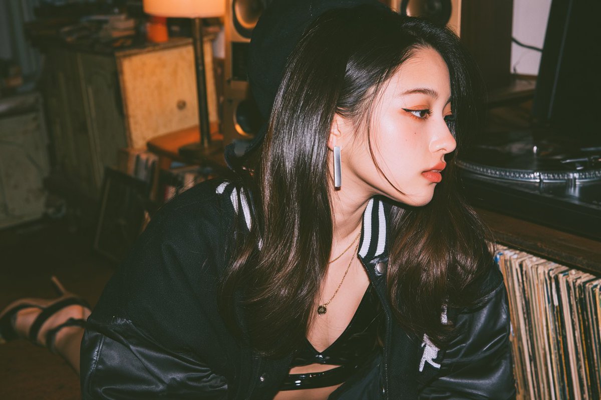 20岁东亚女性的照片级真实感编辑肖像，纤长的鹅蛋脸，杏仁状深棕色眼瞳且眼尾上扬，双眼皮，深色拱形眉，纤细鼻梁，哑光玫瑰缎面唇色。高挑运动型沙漏身...