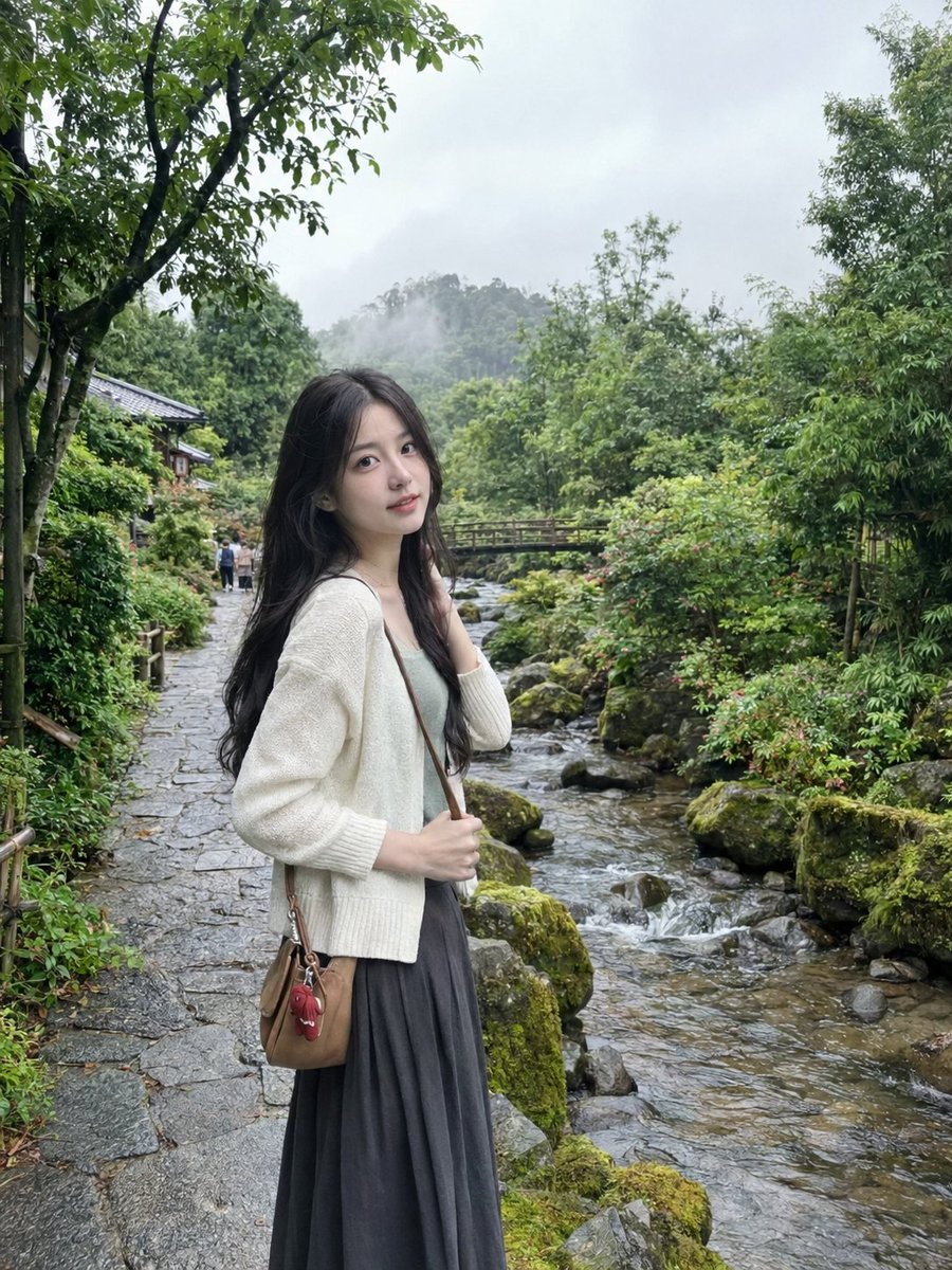 超写实自然智能手机摄影，竖向 3:4 比例，捕捉一位年轻东亚女性站在郁郁葱葱的日式庭院中一条雾气笼罩的山间溪流旁的安静石板路上的自然抓拍旅行肖像...