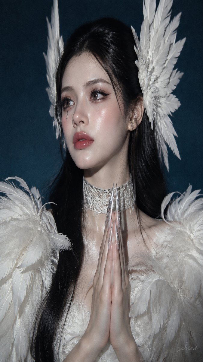 超现实主义高级时装天使肖像,一位年轻女性,构图与造型高度贴合参考。她身着一袭华丽夸张的白色羽毛高定礼服,肩部羽毛蓬松丰盈,胸前与领口层层叠覆柔软白色羽毛,并搭配一条精致的银色刺绣颈链。一对大型...