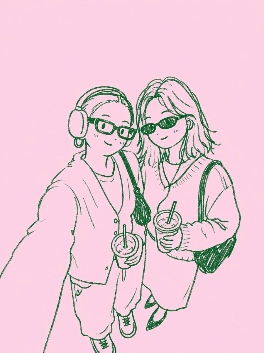 将上传的照片转换为一幅迷人的手绘时尚插画，同时保留原始场景和构图。 保留参考照片中相同的人物、人物数量、姿势、身体姿态、面部表情、服装、配饰、发型、物品、饮品以及整体取景。不要增加或删减重要元...