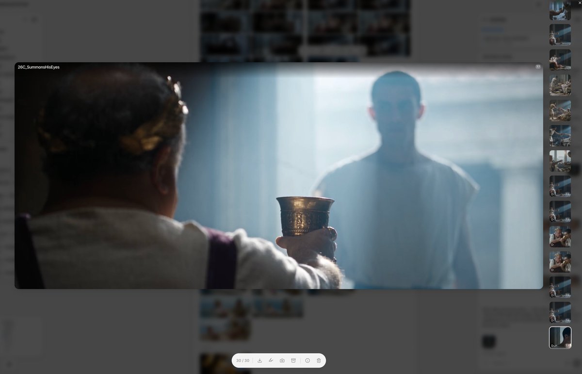 以下是上述视频的完整 Seedance 2.5 提示词: SCENE CONTEXT 一场盛宴后的帝国罗马内室。克劳狄乌斯皇帝坐在卧榻边缘,向他...