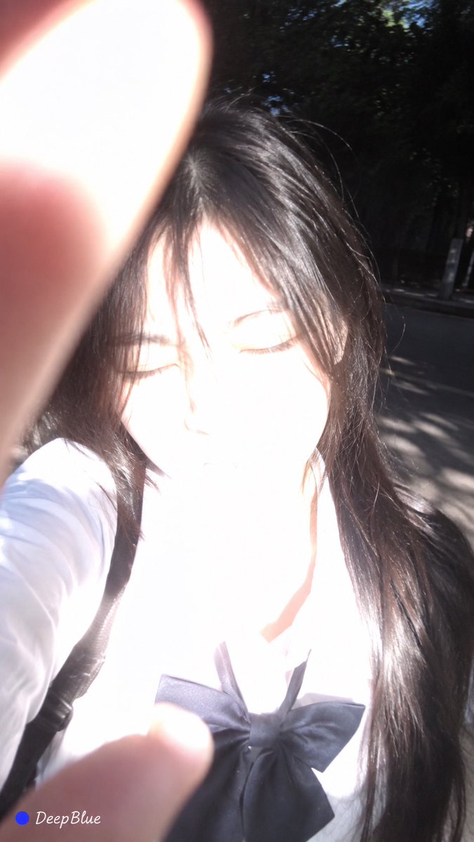 严重曝光过度 × 高光大面积溢出 × 局部高光完全剪裁 × 五官细节局部消失 × iPhone原相机自拍 × jk制服女友 https://t....