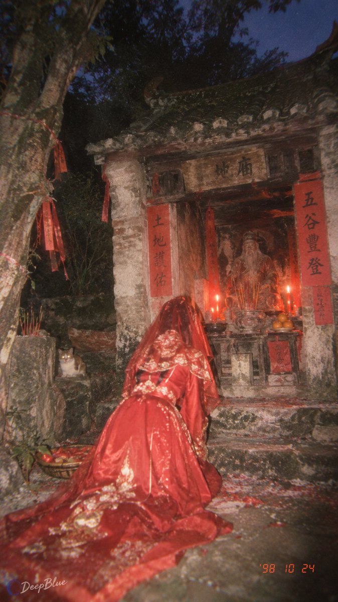 中式梦核 × 低保真CCD柔焦直闪 × 土地庙跪拜红衣新娘 https://t.co/xZgNLfh3TS