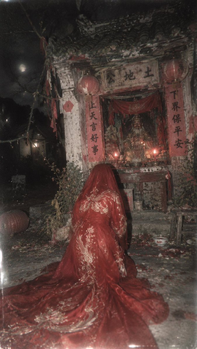 中式梦核 × 低保真CCD柔焦直闪 × 土地庙跪拜红衣新娘 https://t.co/xZgNLfh3TS