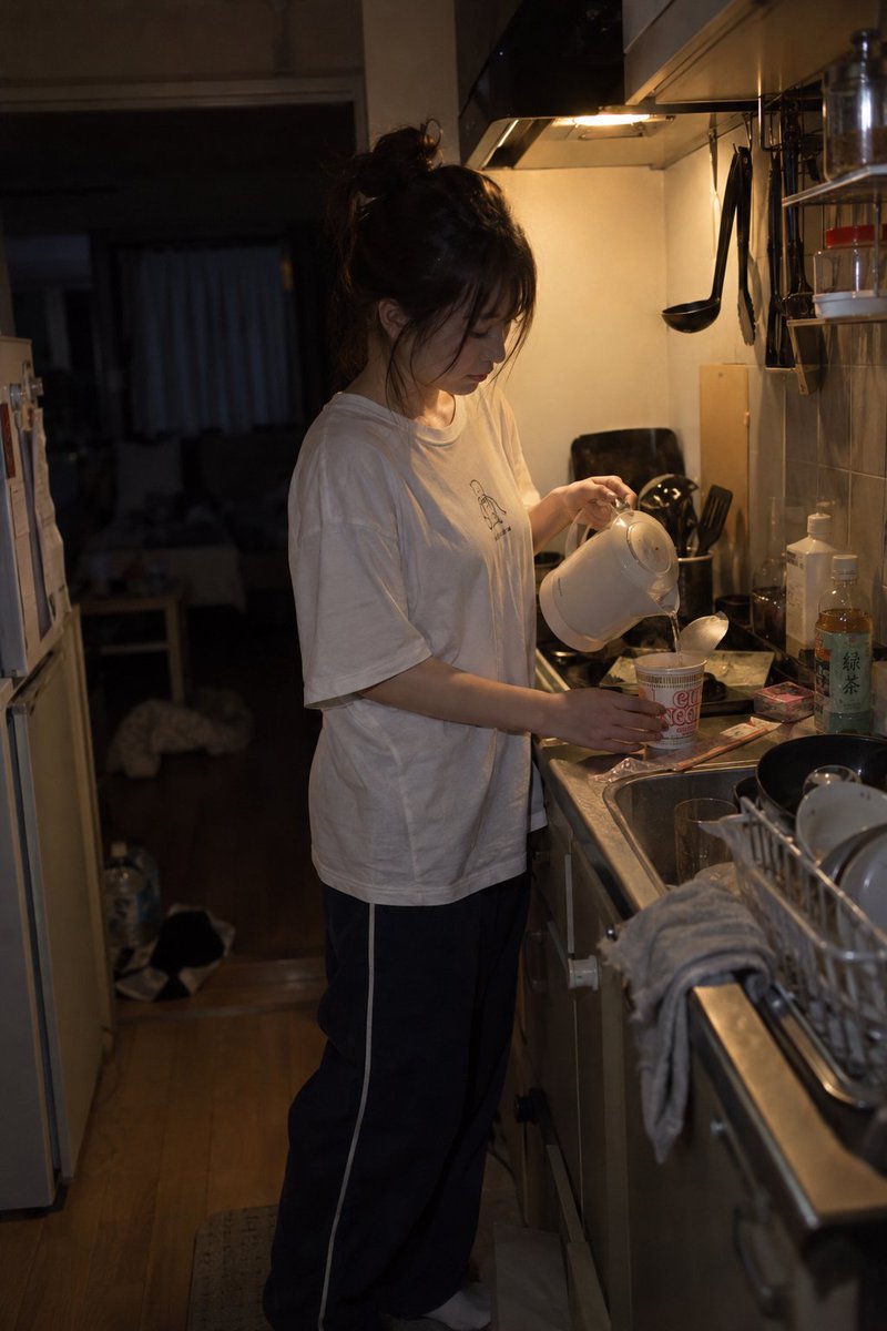 这简直就像真照片一样… 我进一步测试了一下，只要加上【一盏灯】这个条件，这个提示词就会变得相当真实。 我先放一个超级健康的版本… 【一盏灯】 剩...