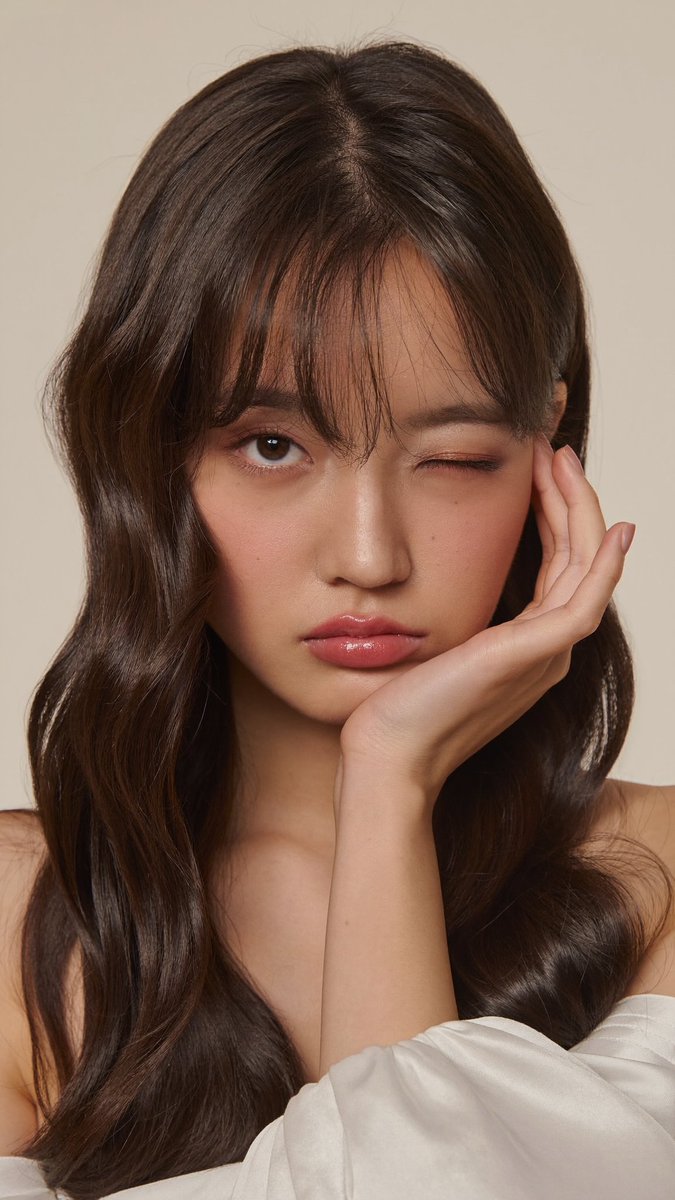 [Higgsfield Soul 2.0 提示词] ar 9:16 2K 一张年轻东亚女性的特写美妆肖像，皮肤白皙光滑，神态柔和、微微嘟嘴。她留着长而略带自然弧度的深棕色直发，发量丰盈，中分刘...