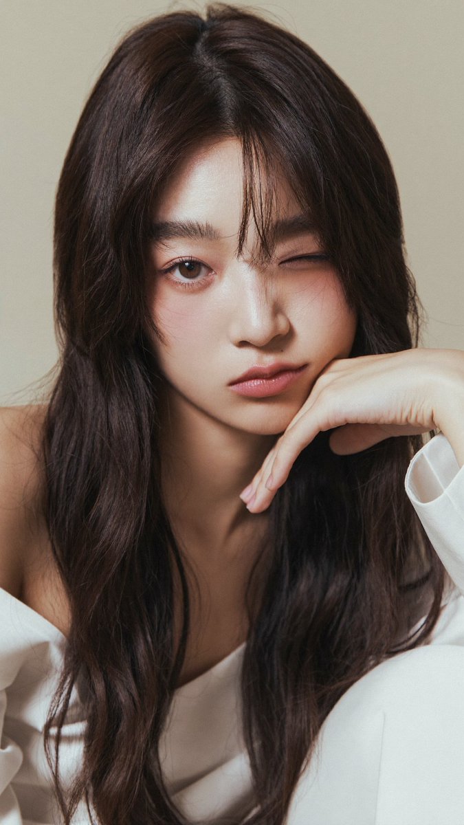 [Higgsfield Soul 2.0 提示词] ar 9:16 2K 一张年轻东亚女性的特写美妆肖像，皮肤白皙光滑，神态柔和、微微嘟嘴。她留着长而略带自然弧度的深棕色直发，发量丰盈，中分刘...