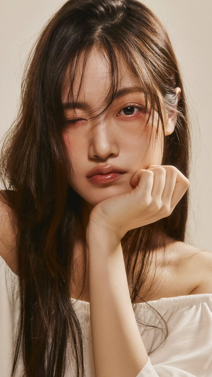 [Higgsfield Soul 2.0 提示词] ar 9:16 2K 一张年轻东亚女性的特写美妆肖像，皮肤白皙光滑，神态柔和、微微嘟嘴。她留着长而略带自然弧度的深棕色直发，发量丰盈，中分刘...