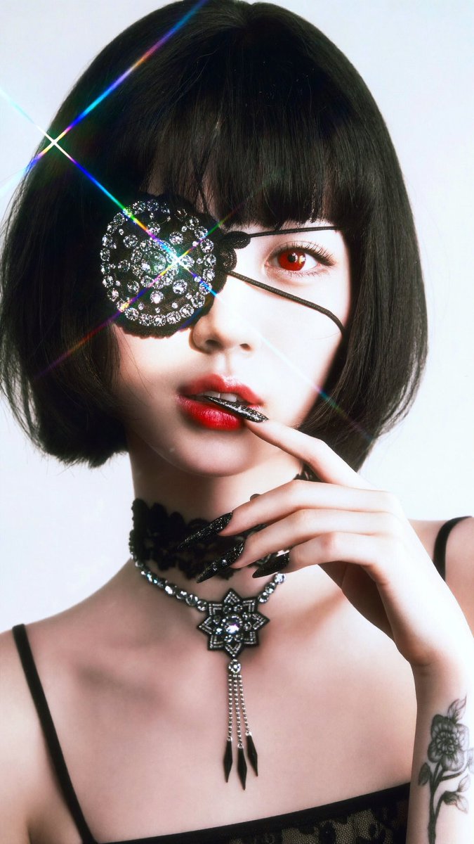 [Higgsfield Soul 2.0 提示词] ar 9:16 2K 一位肤色苍白的年轻女性的特写肖像，留着顺滑的黑色波波头和齐刘海，一只眼睛是鲜艳的红色，另一只眼睛被一只镶嵌着闪闪发光珠...