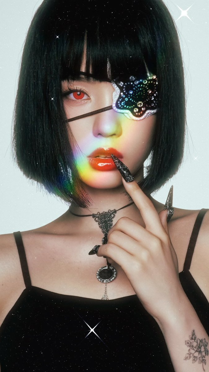 [Higgsfield Soul 2.0 提示词] ar 9:16 2K 一位肤色苍白的年轻女性的特写肖像，留着顺滑的黑色波波头和齐刘海，一只眼睛是鲜艳的红色，另一只眼睛被一只镶嵌着闪闪发光珠...