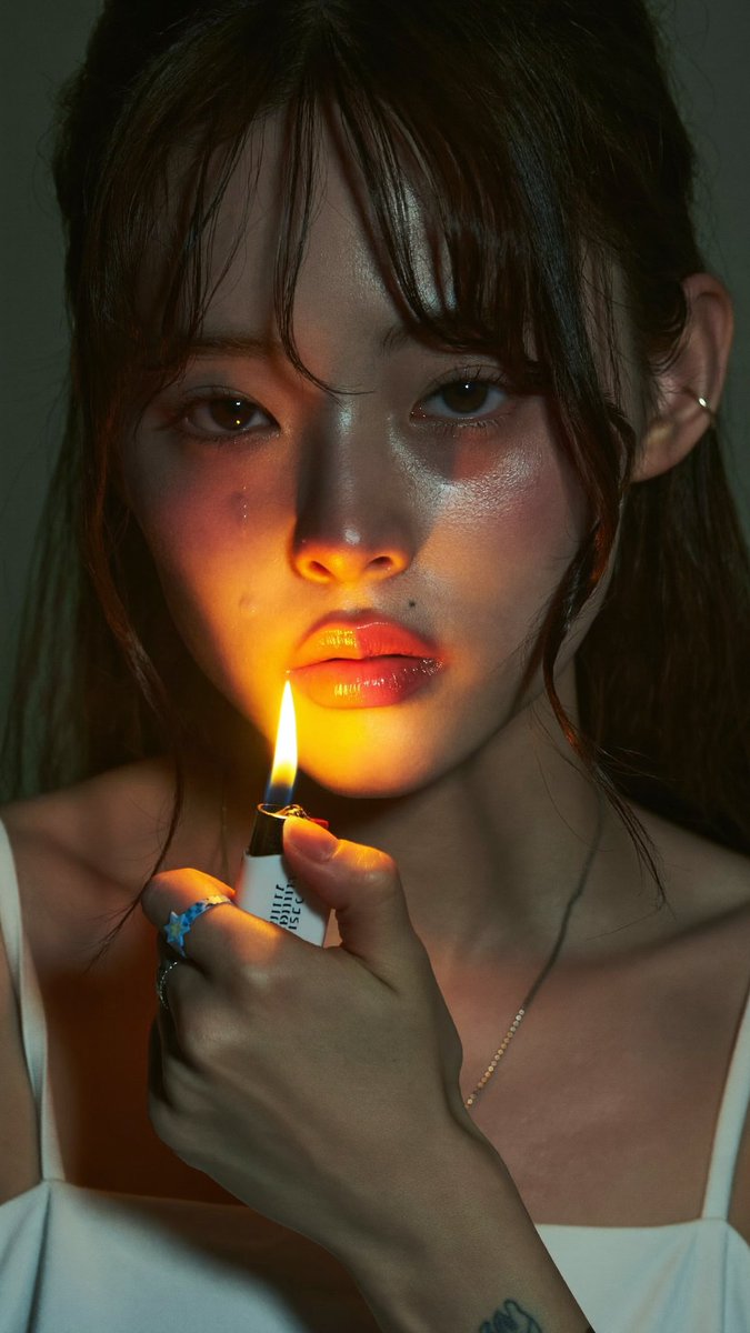 [Higgsfield Soul 2.0 Prompt] ar 9:16 2K 一张照片写实风格的特写电影级肖像：一位20岁出头美丽的年轻东亚女性，留着长而略带波浪状的深棕色头发，蓬松的刘海垂...
